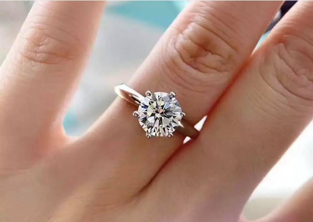 Fiona Moissanite Diamond Ring
